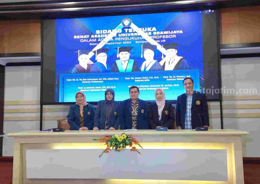 Prof Isnani Darti Ungkap Manfaat Praktis Matematika Terutama saat Pandemi Covid-19 Dari kiri kedua Prof Isnani Darti bersama empat guru besar lain yang akan dikukuhkan (Foto: Dani Alifian/beritajatim.com)