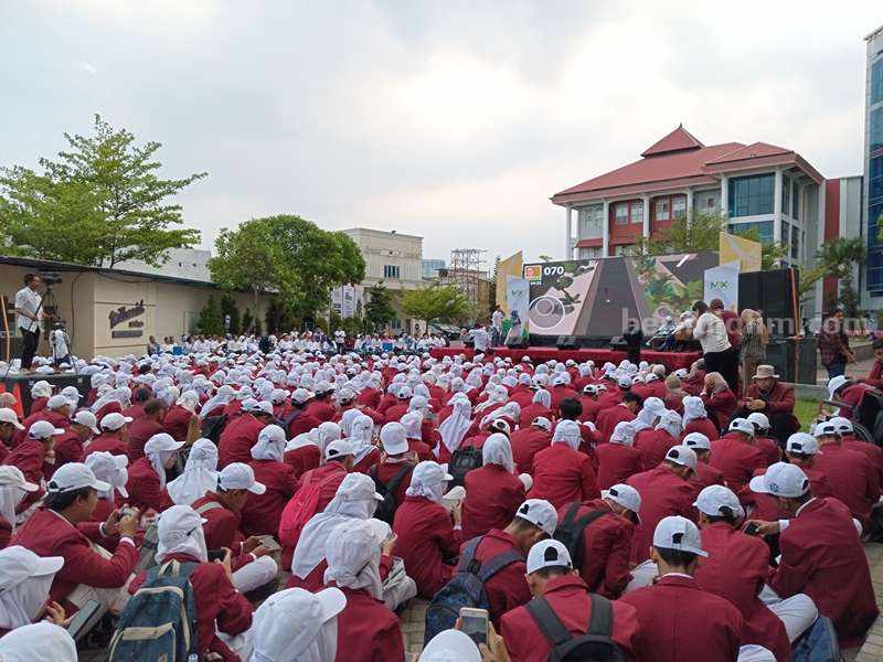 Ribuan mahasiswa baru UM Surabaya saat memainkan game online The President pada kegiatan MOX.