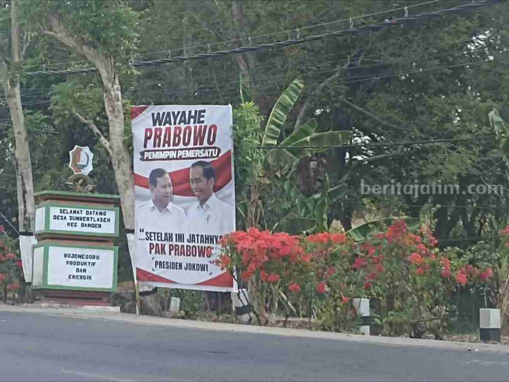 Baliho bergambar Prabowo dan Jokowi tersebar di titik-titik strategis wilayah Bojonegoro.