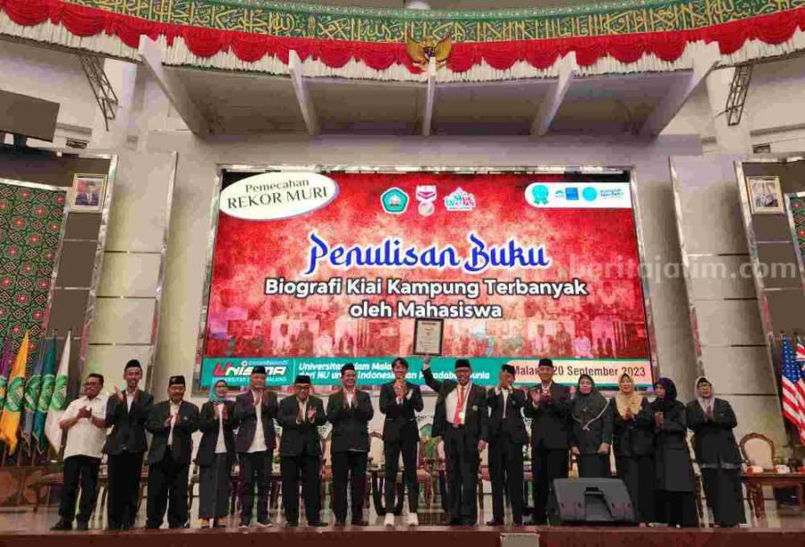 Selama 9 Tahun Unisma Pecahkan 11 Rekor MURI, Terbaru Saat Oshika Maba 2023 Rektor Unisma bersama jajaran wakil Rektor dan pihak Muri melakukan sesi foto bersama (Foto: Dani Alifian/beritajatim.com)