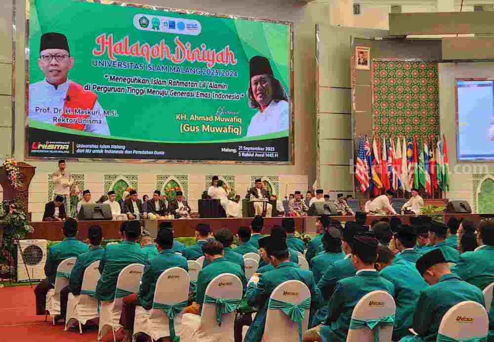 Gus Muwafiq bersama jajaran Rektorat Unisma dihadapan para maba yang bersarung (Foto: Dani Alifian/beritajatim.com)
