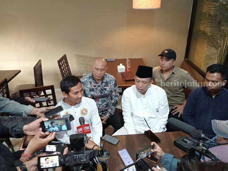 Siswi SD Gresik Keluhkan Gatal di Mata, Keluarga Periksakan Mandiri ke Surabaya Keluarga korban didampingi Kuasa hukum menggelar jumpa pers di Surabaya.
