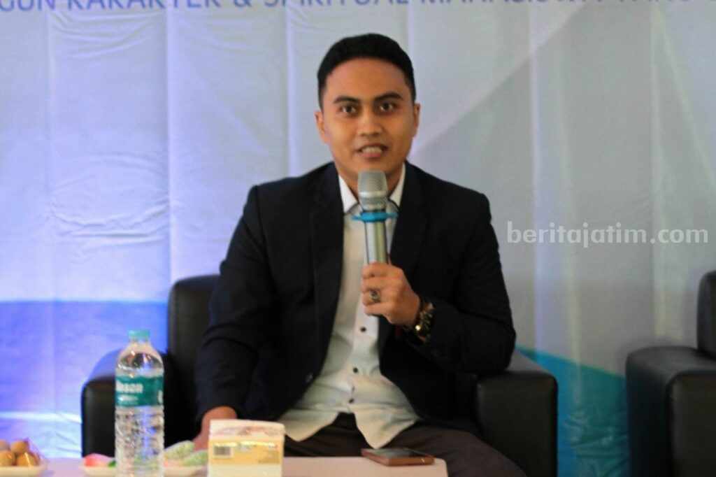 PKKMB, Unisla Tekankan Moderasi Beragama ke Mahasiswa Wakil Rektor III Unisla, Dr. Winarto Eka Wahyudi, saat menyampaikan materi dalam kegiatan PKKMB 2023.