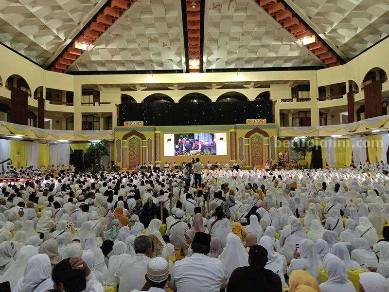 Anggota DPR RI Adies Kadir dan Relawan Istighasah di Surabaya adies kadir