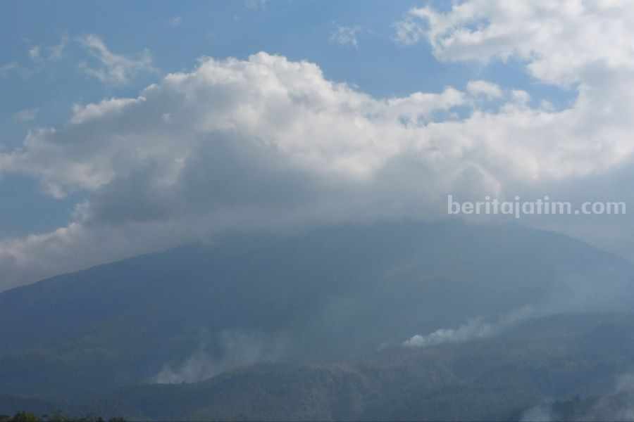 Hutan Gunung Lawu di Desa Girimulyo Kecamatan Jogorogo Ngawi yang terbakar pada Minggu (24/9/2023) pukul 14.51 WIB saat dipantau dari Desa Jaten, Jogorogo, Ngawi.