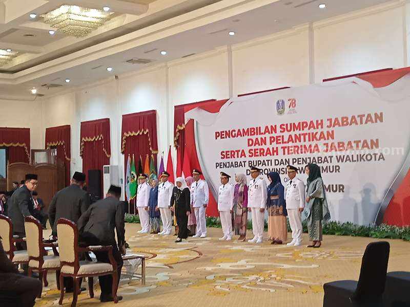 6 Pj Bupati dan Wali Kota Wilayah Mataraman Dilantik Gubernur Khofifah Pengambilan sumpah jabatan dan pelantikan serta serah terima jabatan Pj bupati/wali kota di Gedung Negara Grahadi Surabaya.
