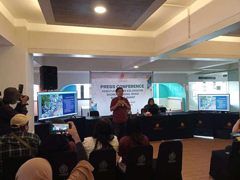 Tim Ubaya Analisa Kebutuhan dan Kelayakan Ekonomi Radial Road Surabaya Barat Press conference pemaparan hasil analisa kebutuhan dan kelayakan ekonomi pembangunan radial road Surabaya Barat.
