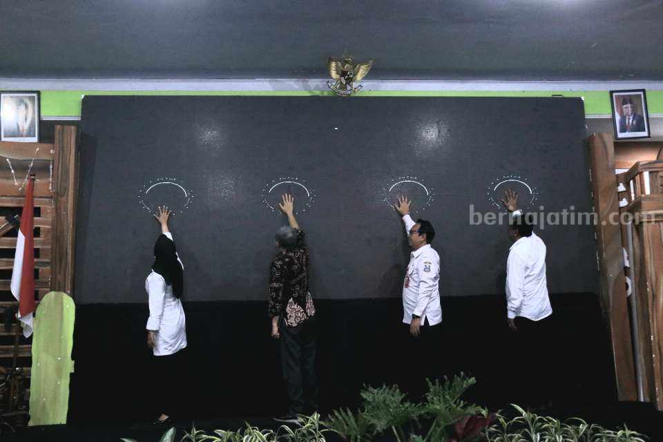 Bupati Mojokerto, Ikfina Fahmawati saat launching Koperasi Kepala Desa, Koperasi Multipihak Garuda di Kecamatan Trawas, Kabupaten Mojokerto. [Foto : ist]