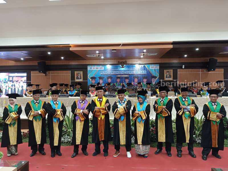 Pengukuhan 8 guru besar Unesa.