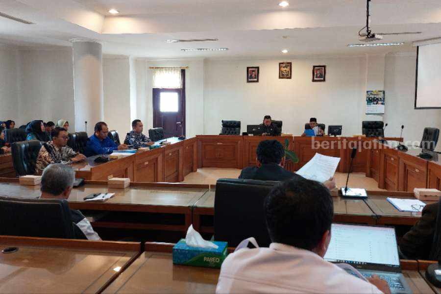 RDP Ketua DPRD dengan OPD terkait mebahas keluh kesah guru honorer P4 Magetan yang waswas untuk mendaftar PPPK.
