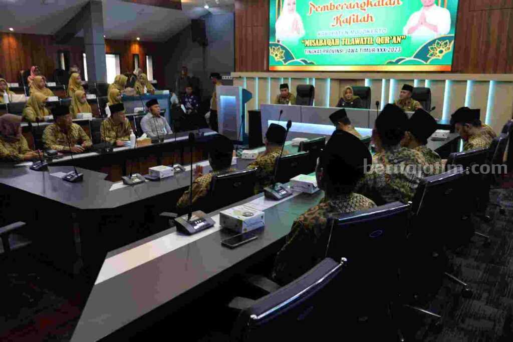 Bupati Mojokerto Ikfina Fahmawati dan Wabup Mojokerto Wakil Bupati Mojokerto Muhammad Al-Barra memberangkatkan kalifah Kabupaten Mojokerto di smart room Satya Bina Karya Pemkab Mojokerto. [Foto : ist]