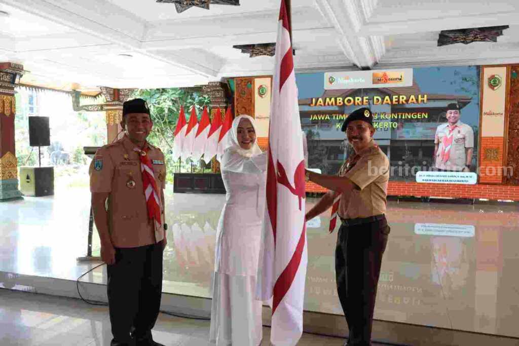 Bupati Mojokerto Ikfina Fahmawati secara resmi melepas kontingen Kabupaten Mojokerto untuk Jambore Daerah Jawa Timur 2023 di Pendopo GMT Pemkab Mojokerto. [Foto : ist]