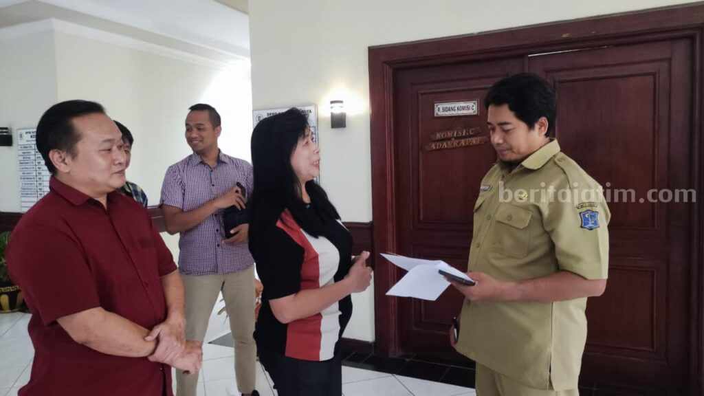 Perwakilan warga Graha Natura menyerahkan surat permohonan hearing ke Komisi C DPRD Surabaya, Senin (25/9/2023).