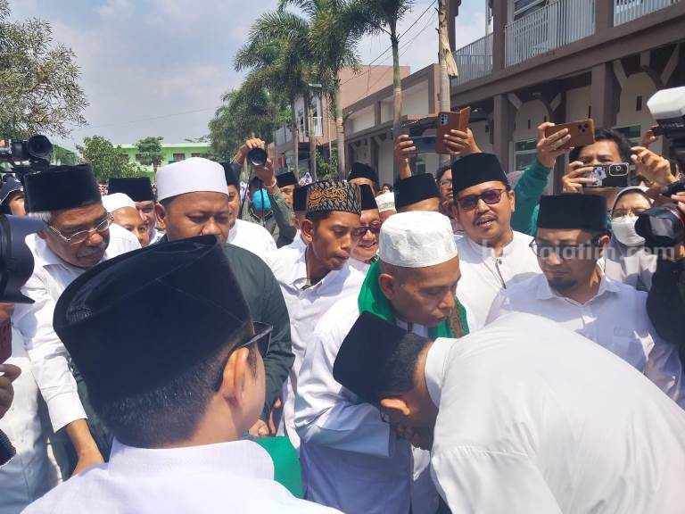 Anies Cium Tangan Rois Syuriah PCNU Jember dan Dikalungi Surban
