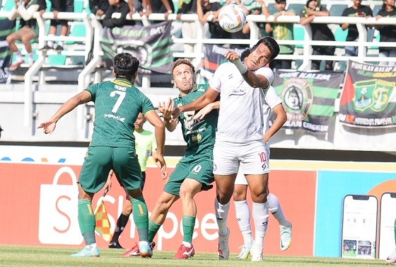 Arema tumbang di tangan Persebaya dengan skor 1-3 di pekan ke-13 Liga 1. (Foto: PT LIB)