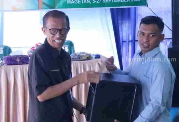 Bupati Suprawoto saat membuka dan menyerahkan peserta pelatihan