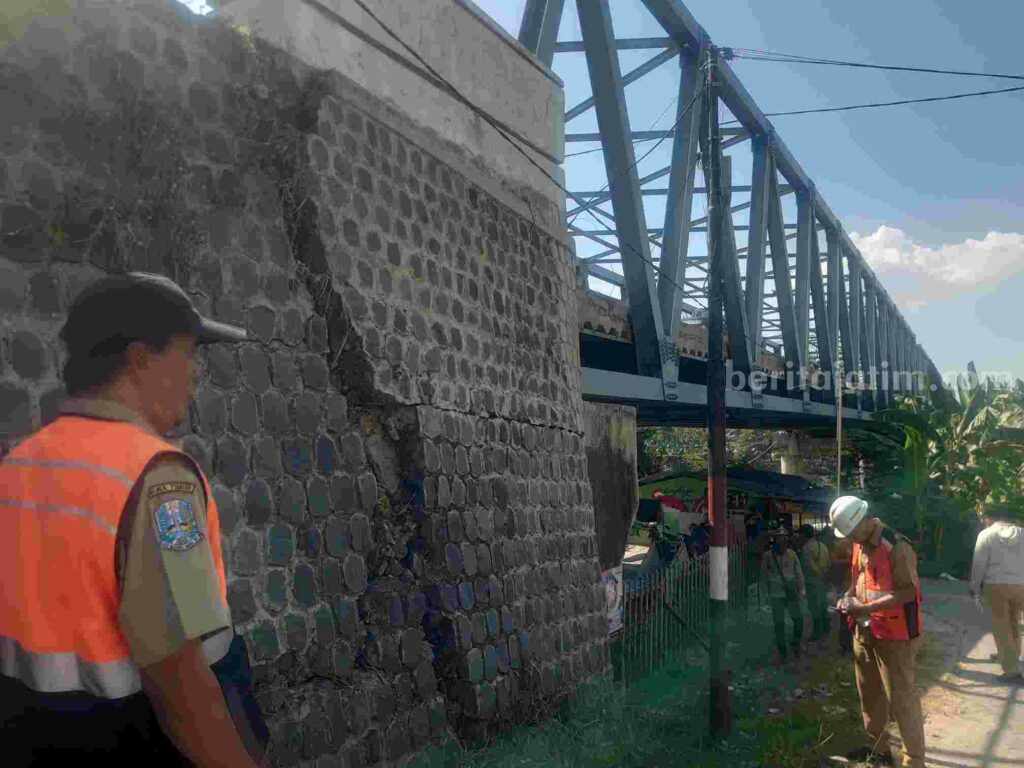 Petugas PU Bina Marga Provinsi Jatim bersama Tim Kontruksi Jembatan sedang melakukan pengecekan kondisi Jembatan Kaliketek.