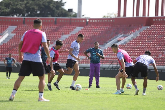 Mantan pelatih Persebaya dan Persik Divaldo Alves saat memimpin latihan Persita Tangerang. (Foto: PT LIB)