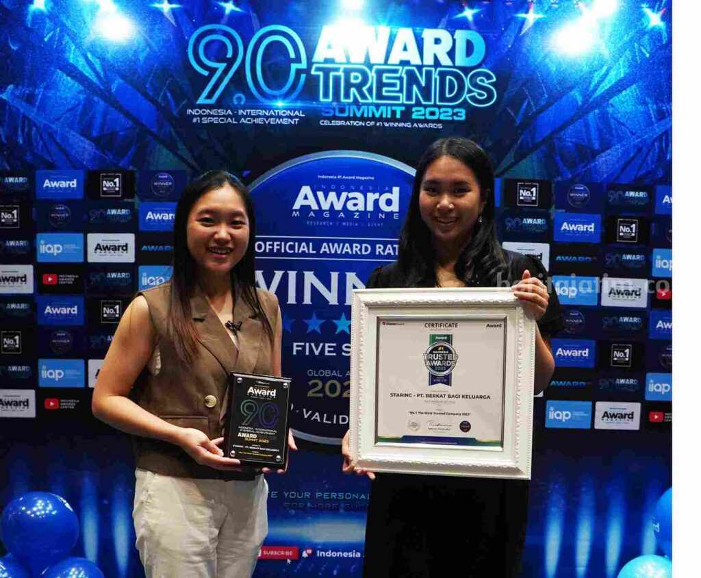 Michelle J (Founder dan Owner Starinc) dan Yohana Yusuf (CEO Starinc), mewakili generasi muda menerima penghargaan The Most Trusted Brand yang diselenggarakan dan dipilih oleh Indonesia Award Magazine.