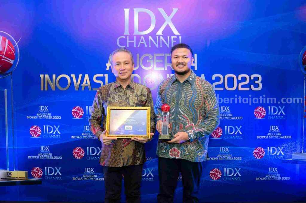 Inovasi Sistem Pemantauan Tambang SIG Raih ‘Anugerah Inovasi Indonesia 2023’ SVP of Human Capital SIG, Sumarlan Wibawa (kiri) bersama Manager of Mining Operation SIG, M. Ardy Zailani membawa penghargaan Anugerah Utama pada ajang IDX Channel Anugerah Inovasi Indonesia (ICAII) 2023 di Mainhall Bursa Efek Indonesia, Jakarta, pada Rabu (20/09/2023).
