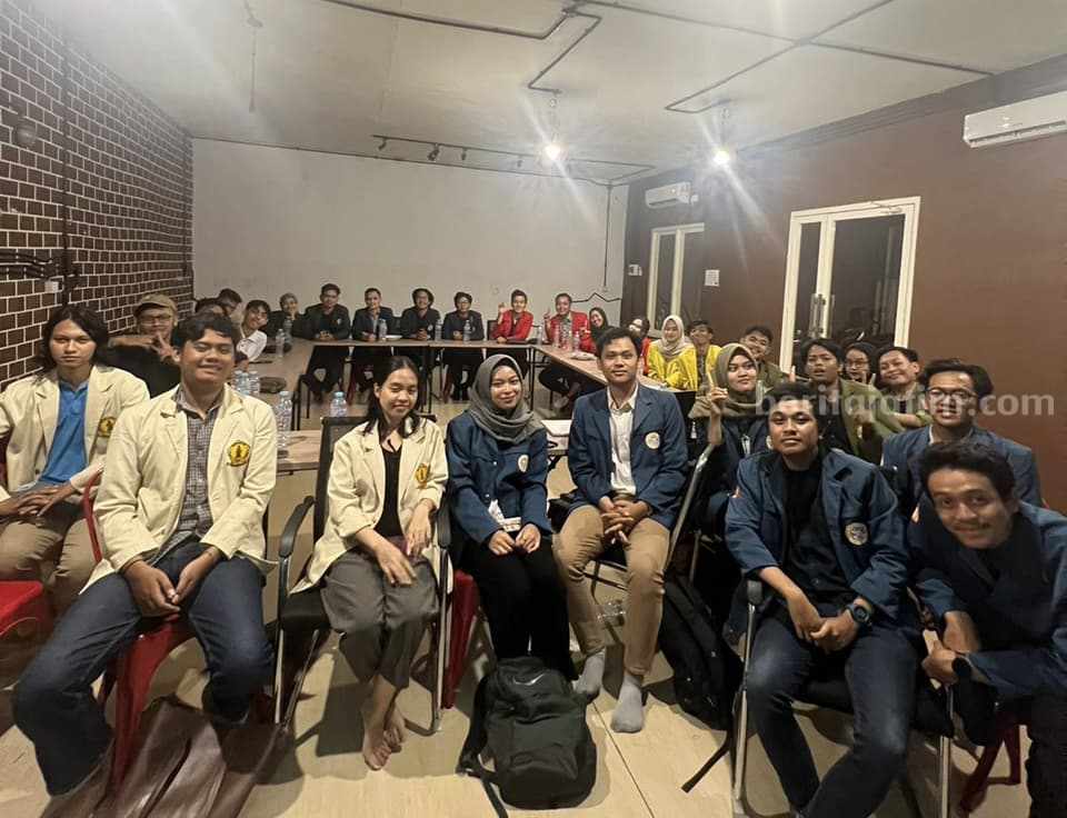 BEM FISIP Se-Surabaya Siapkan Gelar Wicara Bersama Ketiga Capres Indonesia Pertemuan BEM FISIP se-Surabaya di kantor Jurnalis Indonesia Media Sindikasi Headquarters, Senin (25/9/2023).