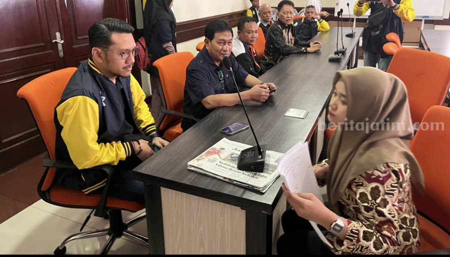 Kosgoro 57 Jatim saat mendatangi Komisi D DPRD Surabaya, Jumat (8/8/2023).[foto/ademasrio].