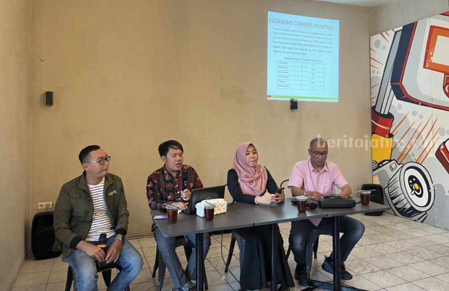 Konferensi pers hasil survei Dialektika.