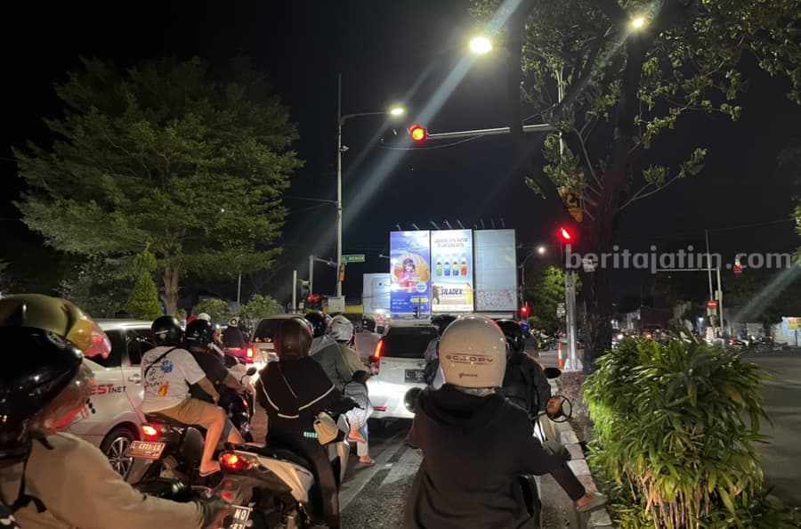 Kurangi Polusi, Pemkot Surabaya Bakal Atur Durasi Lampu Merah, Seperti Apa? lampu Merah