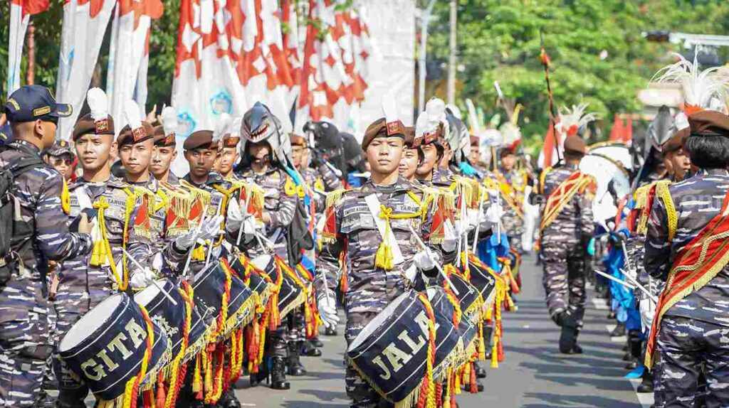 Atraksi drumband dari Genderang Suling Gita Jala Taruna Akademi Angkatan Laut, pada kegiatan welcoming ceremony Kasal Cup 2023 di Lamongan.