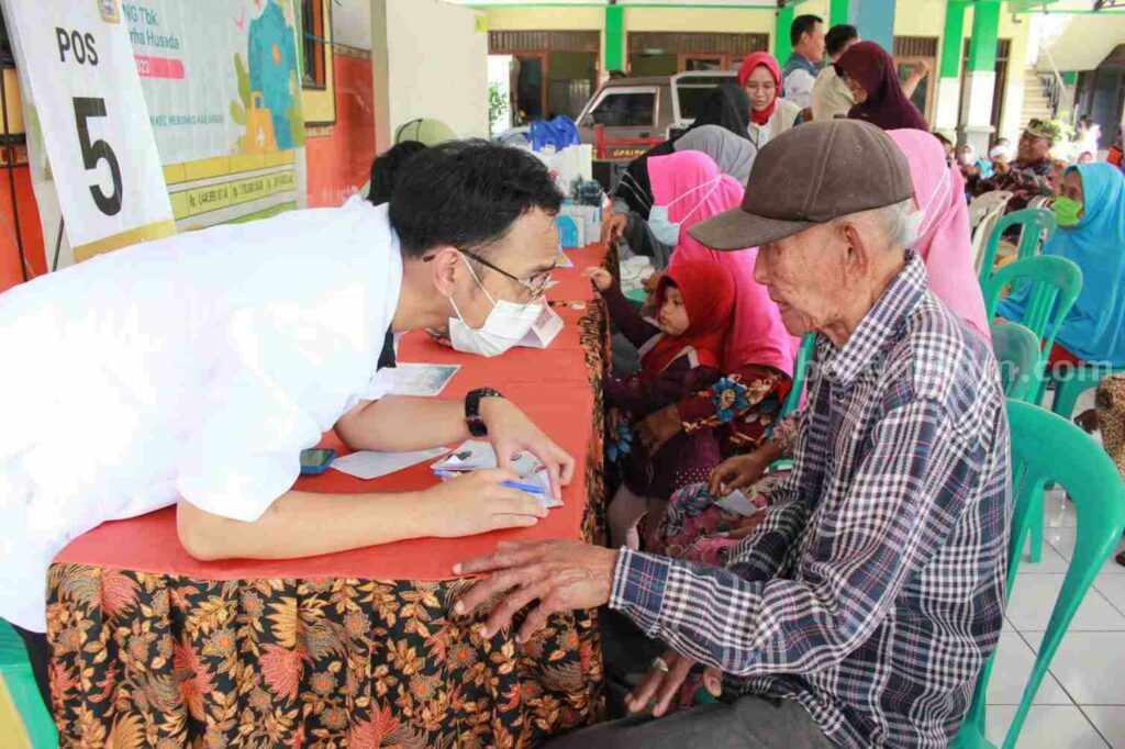 Foto salah seorang lansia memanfaatkan pelayanan pengobatan gratis.