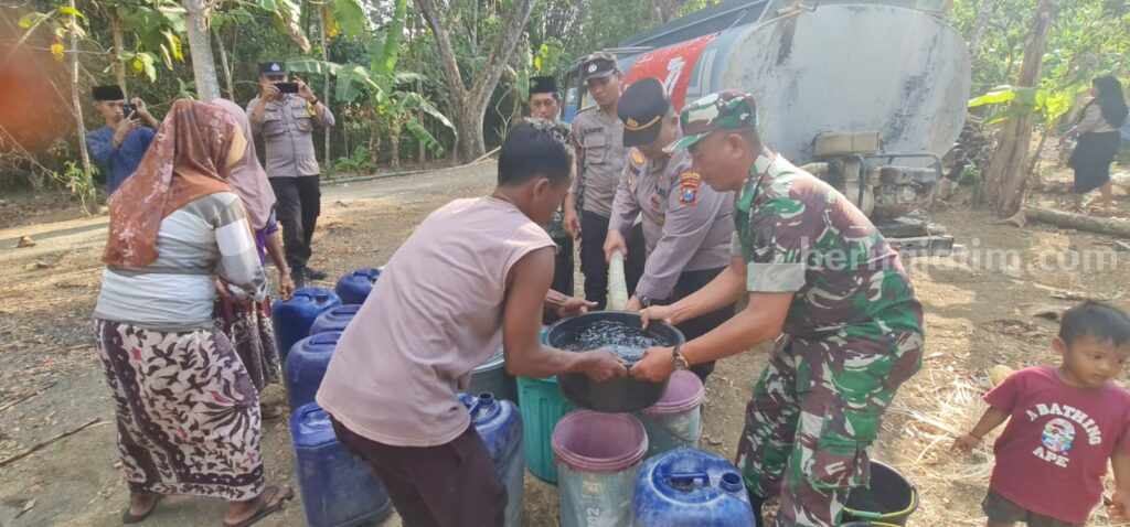 Warga Bangkalan Mulai Kesulitan Air Bersih Distribusi air bersih oleh Polsek Klampis, Bangkalan (Foto: Zamachsari/beritajatim.com).