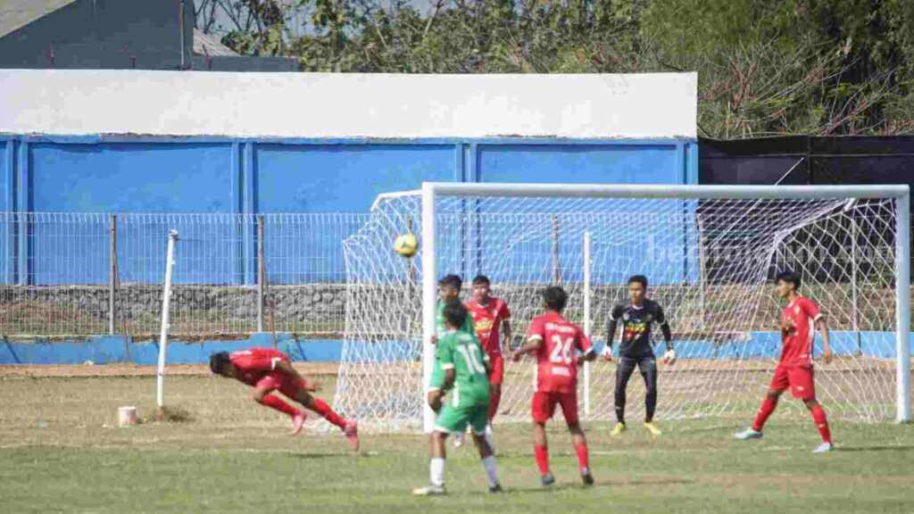 Pertandingan Tim Sepak Bola Porprov Kabupaten Mojokerto dan Tim Sepak Bola Porprov Kabupaten Pasuruan di Stadion Gajah Mada Kecamatan Mojosari, Kabupaten Mojokerto. [Foto : ist]