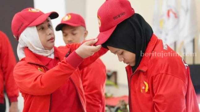 Wali Kota Mojokerto Ika Puspitasari saat melepas 500 atlet Porprov VIII Jatim 2023 di Hall Prajna Wijaya MPP Gajah Mada, Kota Mojokerto. [Foto : ist]