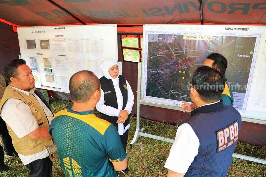 Gubernur Jawa Timur Pantau Pemadaman Api di Arjuno dengan Water Bombing Gubernur Jawa Timur, Khofifah Indar Parawansa melakukan pemantauan di titik kebakaran hutan Gunung Arjuno.