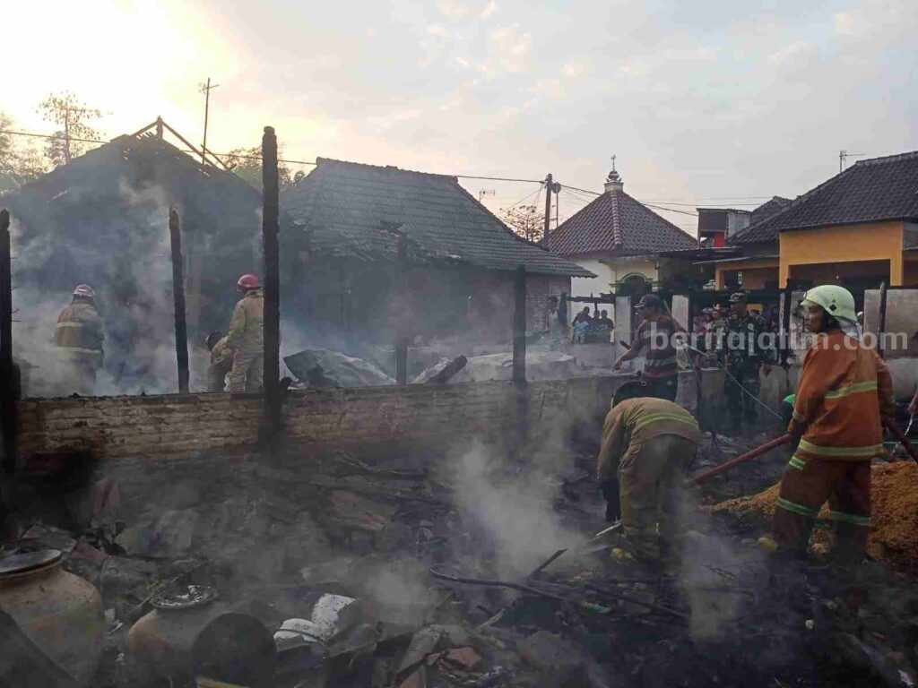 Empat Rumah di Bojonegoro Ludes Terbakar, Pemicunya Diduga dari Konsleting Listrik Damkarmat Bojonegoro.
