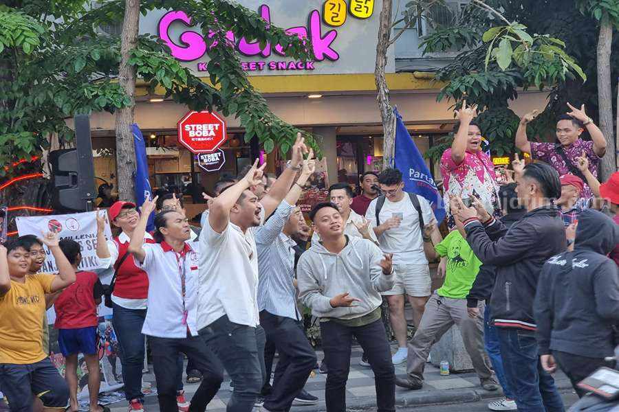 Ganjar Siji Ganjar Kabeh Berkumandang di depan Tempat Deklarasi Anies-Imin Ganjar Milenial menyanyikan lagu Ganjar Siji Ganjar Kebh didepan Hotel Majapahit, Sabtu (02/09/2023).