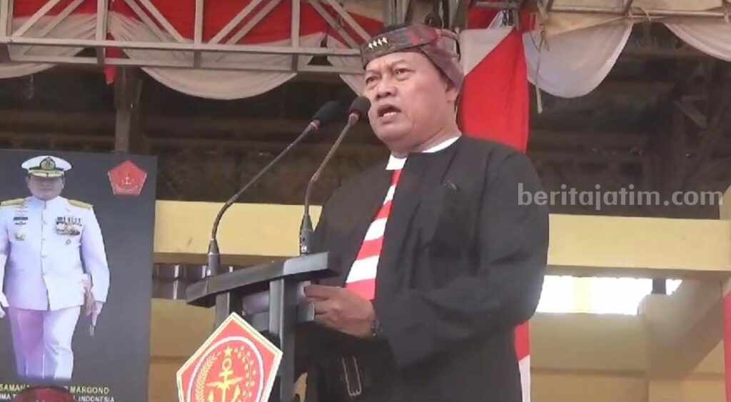 Panglima TNI Gelar Karapan Sapi ‘Perang Mega Bintang’ di Bangkalan Panglima TNI Laksamana Yudo Margono (Foto: Zamachsari/beritajatim.com)