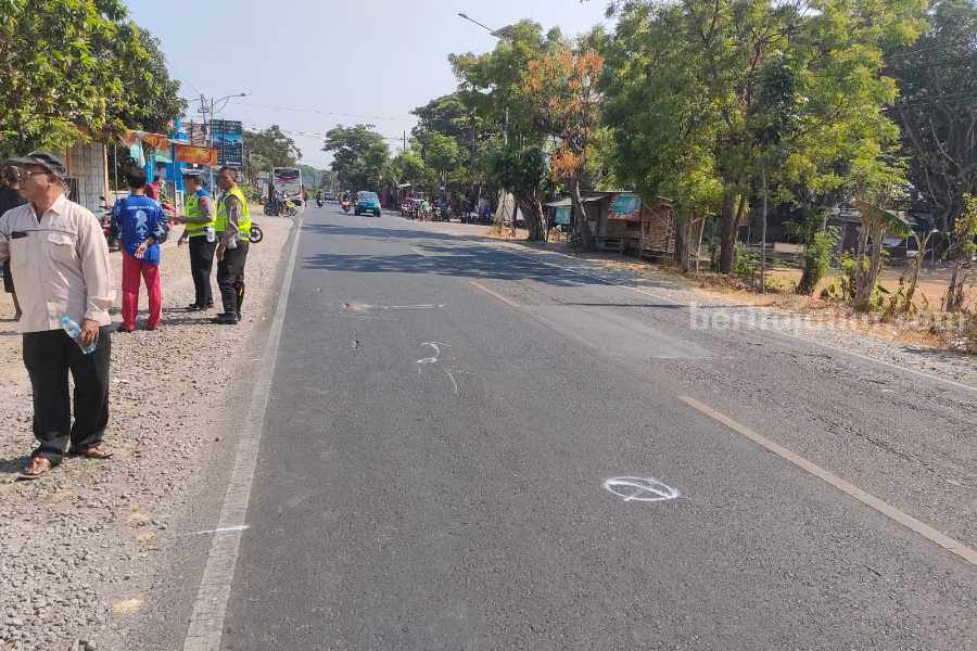 Polisi saat melakukan olah TKP di Jalan Raya Maospati-Ngawi masuk Desa Mantren, Karangrejo, Magetan, Minggu (3/9/2023)
