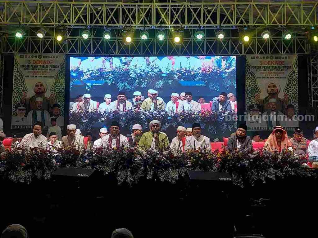 Warga dan santri Ponpes Al Furqon saat mengikuti salawat bersama dengan Habib Syech bin Abdul Qodir Assegaf