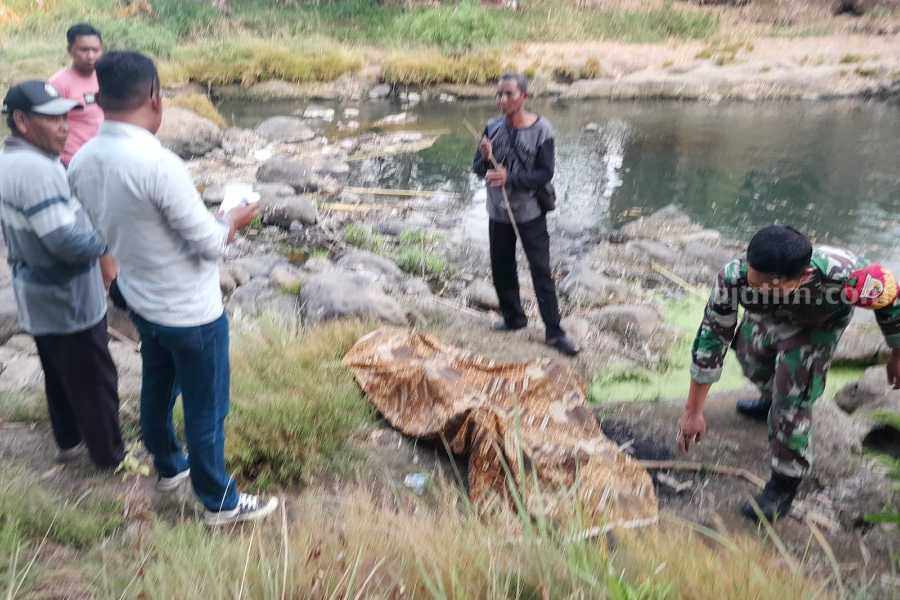 Petugas saat mengevakuasi mayat wanita yang merupakan ODGJ di sungai di Desa Sobontoro Kecamatan Karas Kabupaten Magetan, Minggu (3/9/2023)
