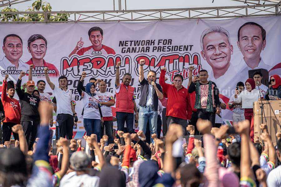 Ribuan pendukung Capres Ganjar Pranowo di Surabaya.