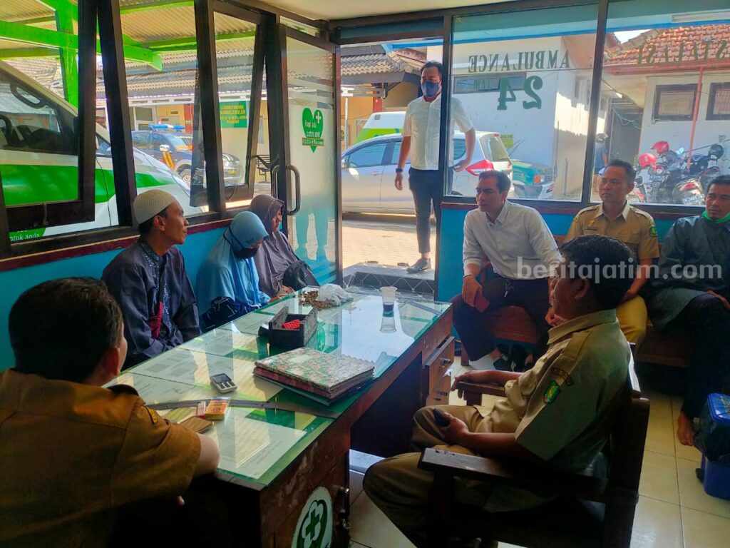 Warga Sumenep Temukan Seorang Pria Tanpa Identitas Meninggal di Dalam Pos Taman Adipura Keluarga korban bersama petugas setelah proses identifikasi jenazah