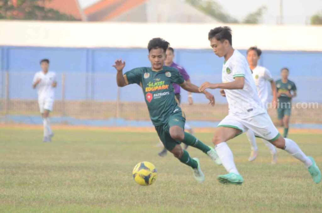 Pertandingan Tim Sepak Bola Porprov Kabupaten Mojokerto dan Tim Sepak Bola Porprov Kota Pasuruan di Stadion Gajah Mada Kecamatan Mojosari, Kabupaten Mojokerto. [Foto : ist]