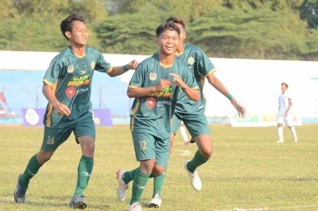 Kapten Tim Sepak Bola Porprov Kabupaten Mojokerto, Reno Eka Saputra usai mencetak gol saat melawan Tim Kota Pasuruan di Stadion Gajah Mada Kecamatan Mojosari, Kabupaten Mojokerto. [Foto : ist]
