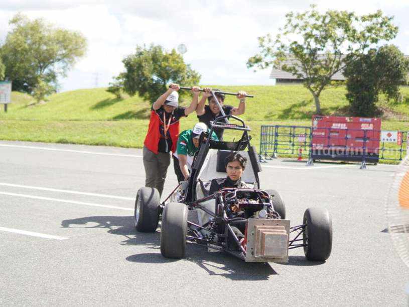 Konsisten! Tim Mobil Listrik ITS Surabaya Kembali Raih Juara Dunia Tim Anargya ITS test drive mobil Anargya EV Mark 3.0 sebelum berlaga di FSAE Japan 2023.