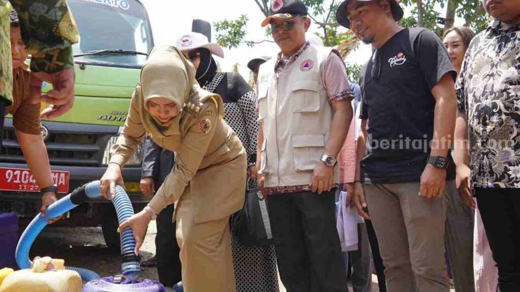 Bupati Mojokerto Ikfina Fahmawati menyerahkan secara simbolis bantuan air bersih serta paket sembako untuk tiga desa terdampak kekeringan di Desa Kunjorowesi, Kecamatan Ngoro, Kabupaten Mojokerto. [Foto : ist]