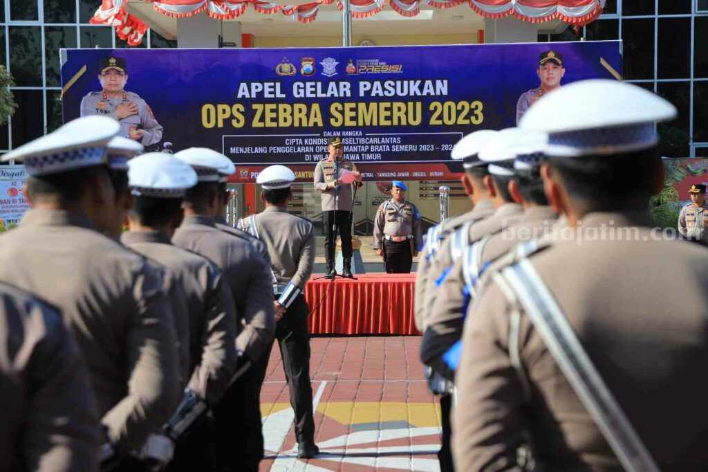 Anggota Satlantas Polres Gresik dan jajaran menggelar Operasi Zebra Semeru 2023