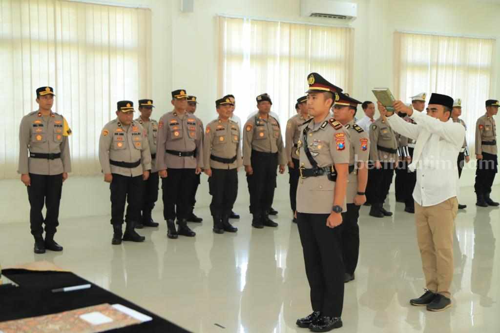 Foto mantan Kasatlantas Polres Gresik AKP Mulya Sugiharto saat diambil sumpahnya