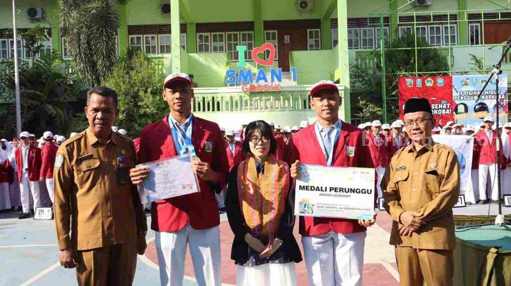 Kepala Cabang Dinas Pendidikan Gresik Kiswanto (kiri) saat memberikan apresiasi kepada dua pelajar asal SMAN 1