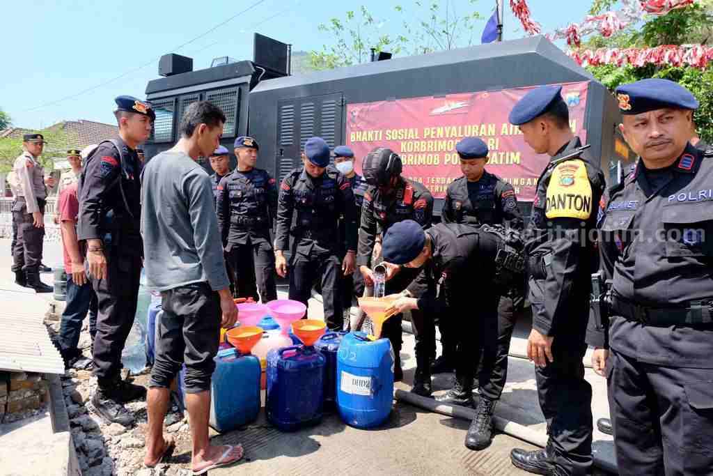 Satbrimob Batalyon Pelopor A Polda mendistribusikan air bersih di Desa Manduro Manggung Gajah, Kecamatan Ngoro, Kabupaten Mojokerto. [Foto : ist]